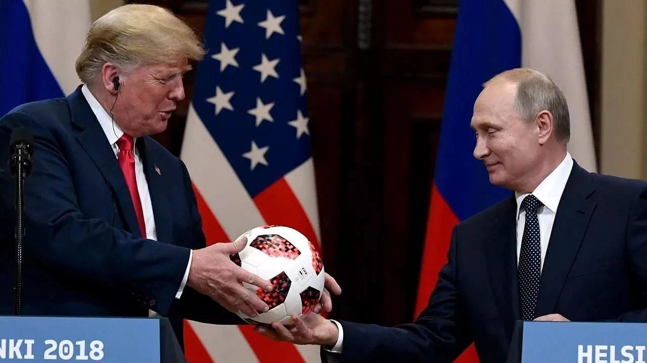普京送特朗普一个世界杯足球，意味深长地说看你的了