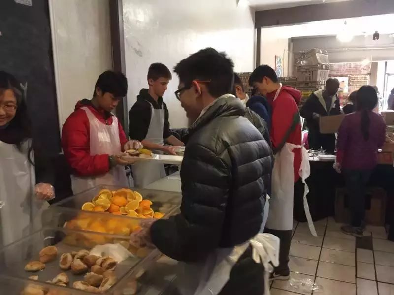 感恩节-为无家可归和低收入家庭送免费午餐