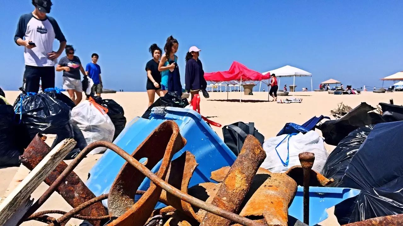 保护海洋，我们在行动！南加华人积极参与亨廷顿海滩环保活动