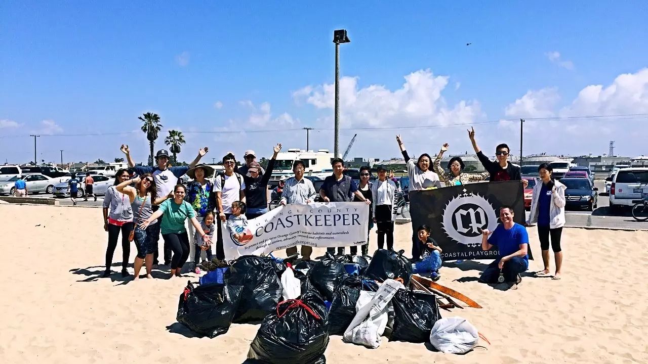 保护海洋，我们在行动！南加华人积极参与亨廷顿海滩环保活动