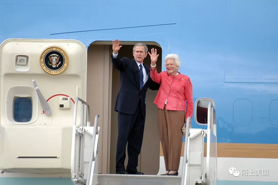 两位美国总统身后的女人，92岁的芭芭拉·布什去世