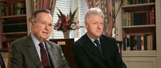 一张便条开始的两位总统25年的友谊，克林顿撰文纪念老布什