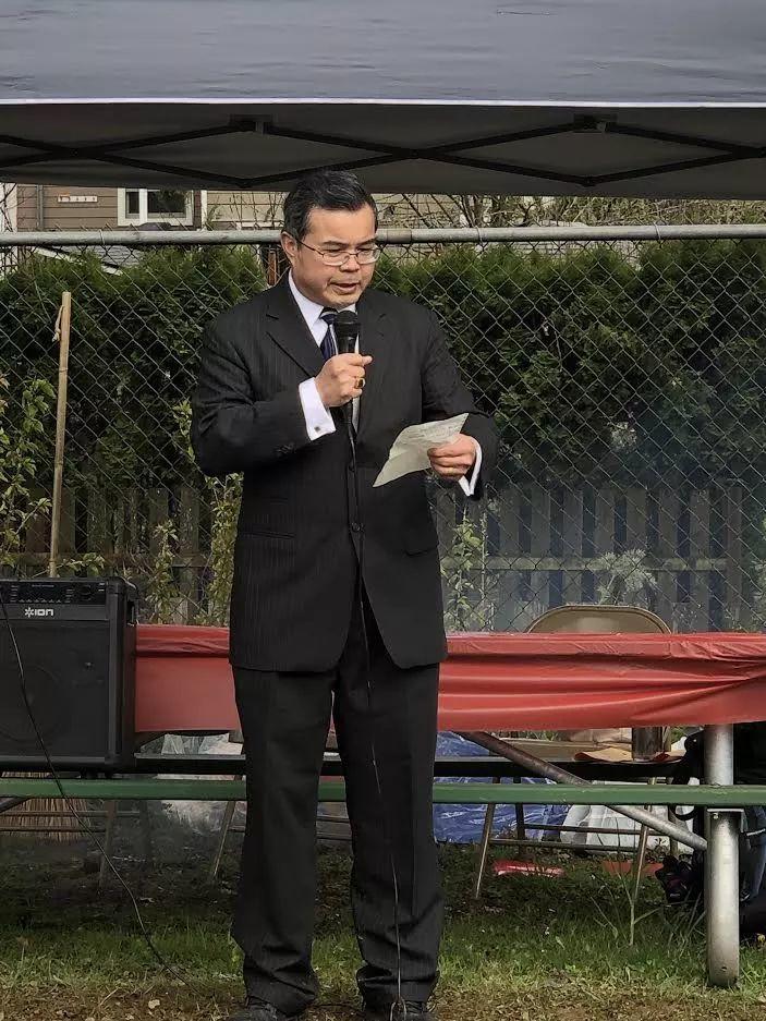 美国小城清明节，市长带领市民给百年前华人劳工移民扫墓