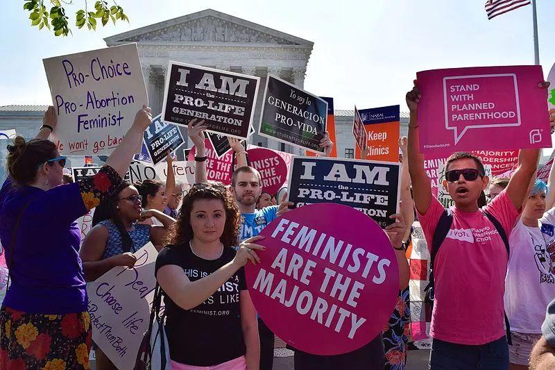 保守州抱团出台严苛反堕胎法，女性身体自主权生死攸关