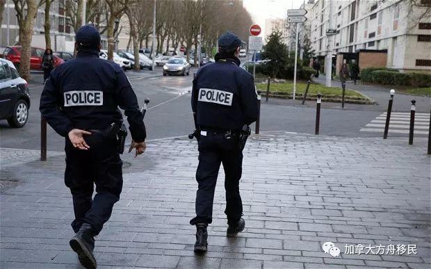 打假： 穆斯林砸毁巴黎街头裸女雕像